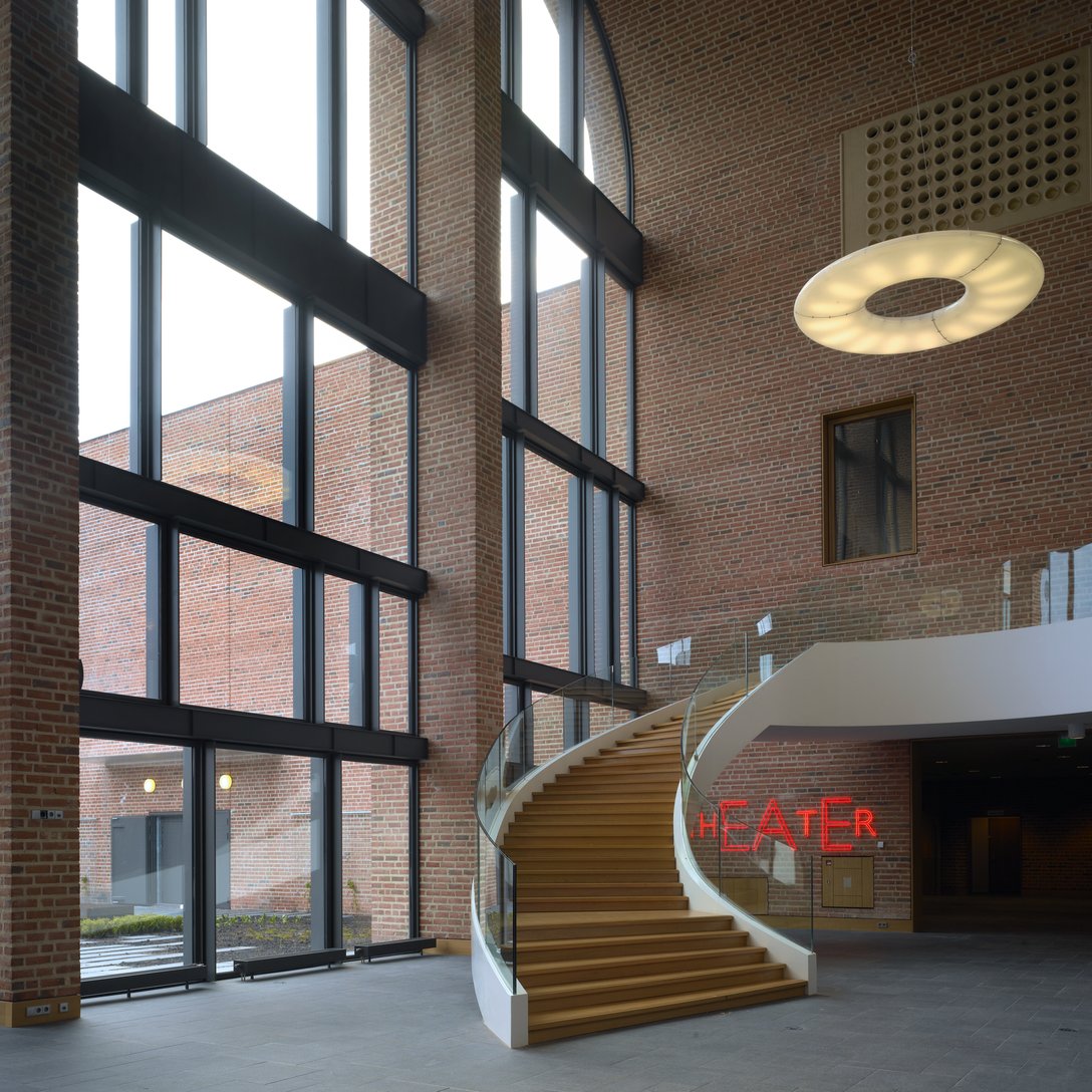 Gemeentehuis, Bibliotheek en Theater